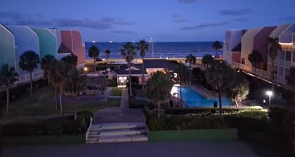 2-bedroom apartment in cool Galveston with AC, fitness room