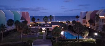 2-bedroom apartment in cool Galveston with AC, fitness room