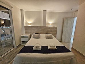 2 chambres, fer et planche à repasser, Wi-Fi, draps fournis