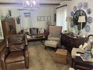 TV connectée, lecteur de DVD, livres