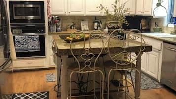 KĂŒhlschrank, Mikrowelle, Ofen, Herdplatte