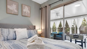 Ett hotellrum med en stor säng, ett skrivbord med ett bordtennisspel och utsikt över omgivningarna.