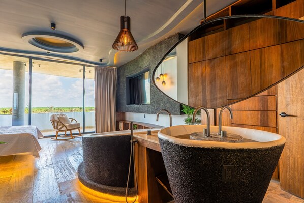 3 bedrooms, iron/ironing board, internet, bed sheets