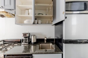 冰箱、微波炉、烤箱、炉灶