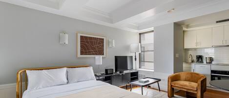 Een strijkplank/strijkijzer, wifi, beddengoed