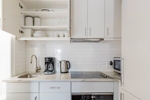 Geladeira, micro-ondas, fogão, cooktop