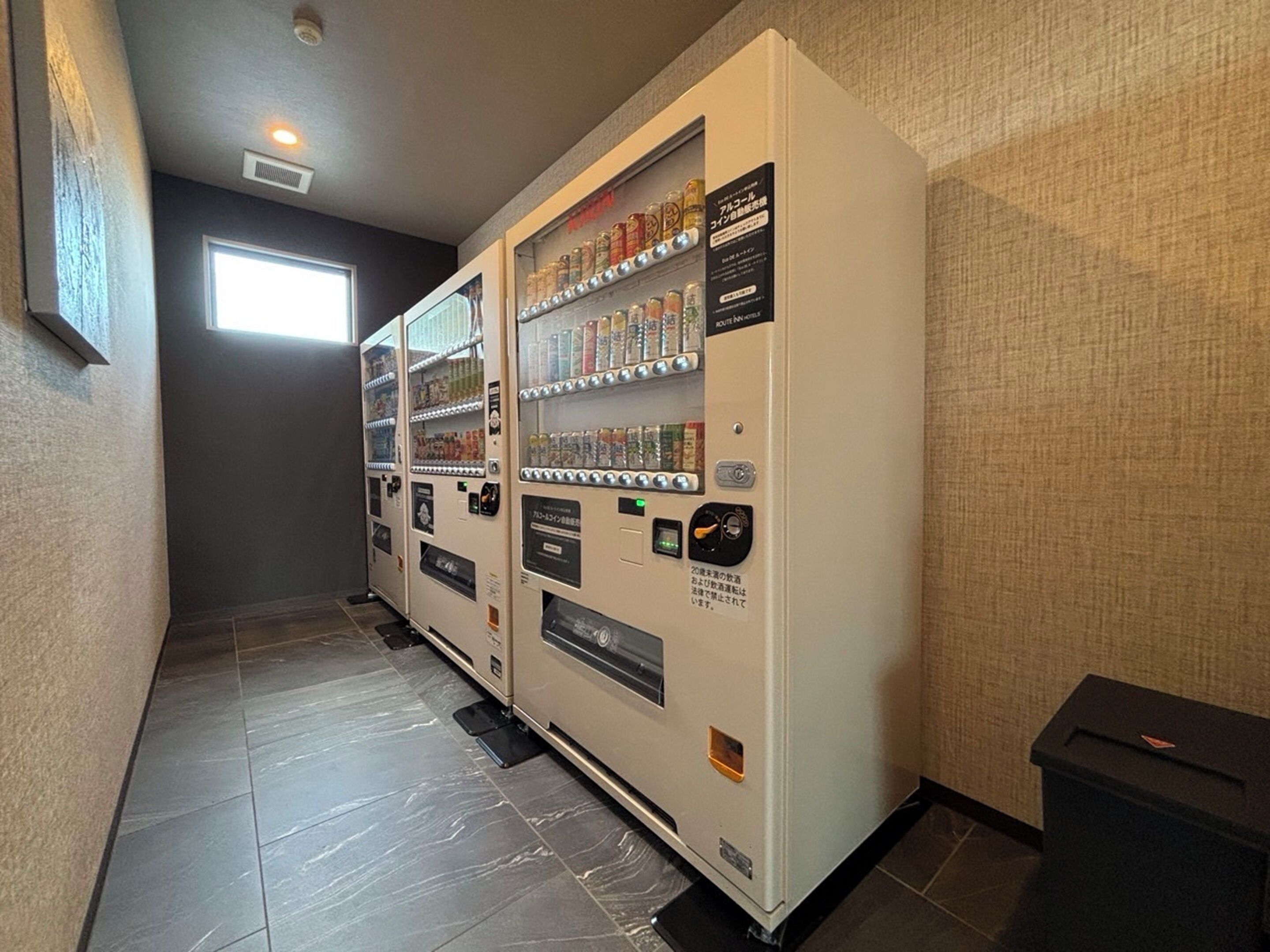 Un pasillo con máquinas expendedoras llenas de bebidas y aperitivos.