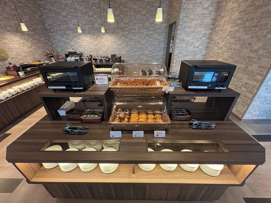 Ein reichhaltiges Buffet mit verschiedenen Speisen und einer Selbstbedienungsstation.