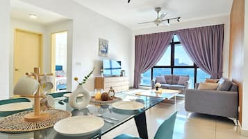Apartamento superior, 3 habitaciones, cocina, vistas a la ciudad | Zona de estar | Televisión de 35 pulgadas con canales por cable, una oficina