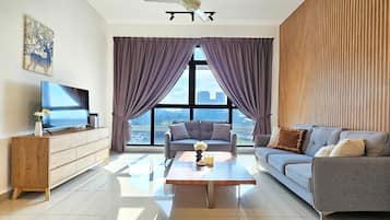 Apartamento superior, 3 habitaciones, cocina, vistas a la ciudad | Zona de estar | Televisión de 35 pulgadas con canales por cable, una oficina