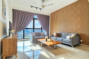 슈피리어 아파트, 침실 3개, 주방, 시내 전망 | 거실 공간 | 케이블 채널 시청이 가능한 35인치 TV, 사무실