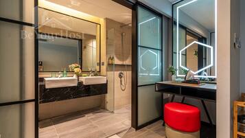 Estudio Deluxe, 2 camas Queen size, balcón, vista a la ciudad | Baño | Tina con regadera, amenidades de baño de diseñador, toallas, jabón