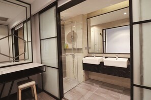 Superior Studio, 1 Queen Bed, Kitchen, City View | Bathroom