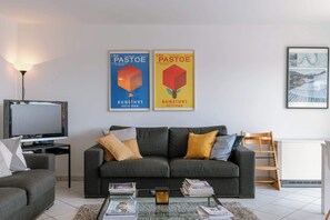 TV - Stylish Sunlit Beachside Apartment Koksijde (Koksijde)