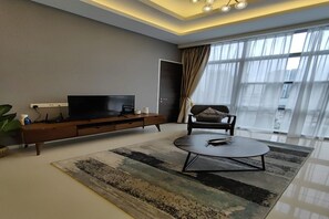 Una televisión de pantalla plana