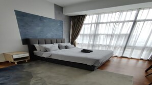 Een moderne slaapkamer met een groot bed, een nachtkastje, een groot raam met gordijnen en uitzicht op de stad.