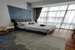 Escritorio, tabla de planchar con plancha, wifi gratis