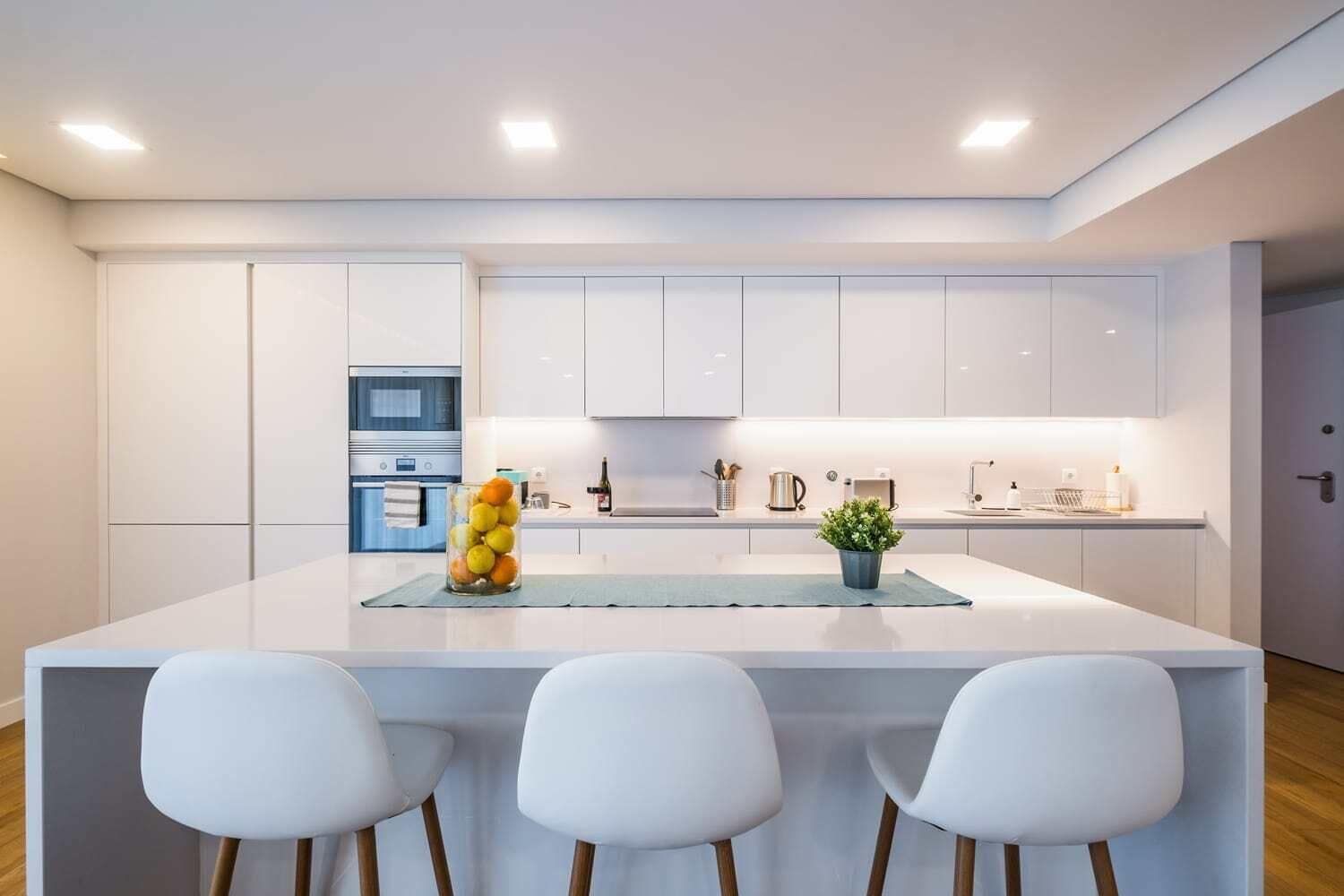 Køleskab, mikrobølgeovn, ovn, kogeplade