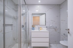 Shower, hair dryer, towels