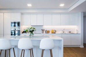 Geladeira, micro-ondas, cooktop, lava-louças