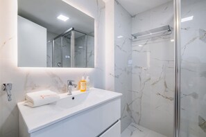 Shower, hair dryer, towels