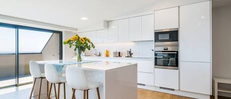 Kjøleskap, mikrobølgeovn, ovn og kokeplater