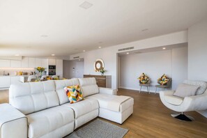 TV, offices - The Shoreline 4 by Portugal Portfolio (Parede)