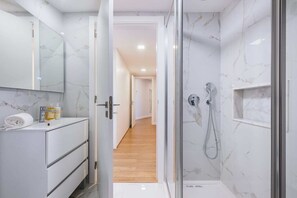Shower, hair dryer, towels