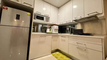 Apartemen Superior, 1 kamar tidur, balkon, pemandangan kota | Dapur pribadi | Lemari es, kompor, dan peralatan masak/sendok-piring