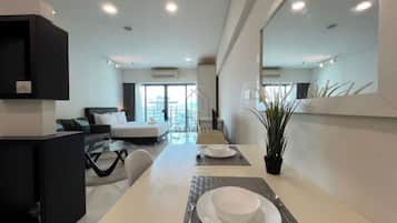 Studio Superior, 1 Tempat Tidur Queen, balkon, pemandangan kota | Area keluarga | Televisi layar datar 35-inci dengan saluran TV kabel