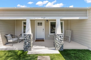 Covered front porch with seating - Walk to Moonlight Beach, Updated and Remodeled, Dream Getaway (Encinitas)