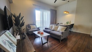 Căn hộ Superior, 2 phòng ngủ, ban công, quang cảnh thành phố | Khu phòng khách