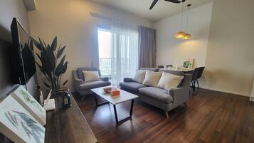 Superior Apartment, 2 Bedrooms, Balcony, City View | Living area