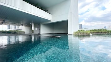 Kolam renang tertutup/terbuka