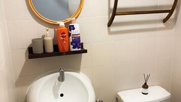 Een bidet, handdoeken, zeep, toiletpapier