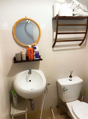 Een bidet, handdoeken, zeep, toiletpapier