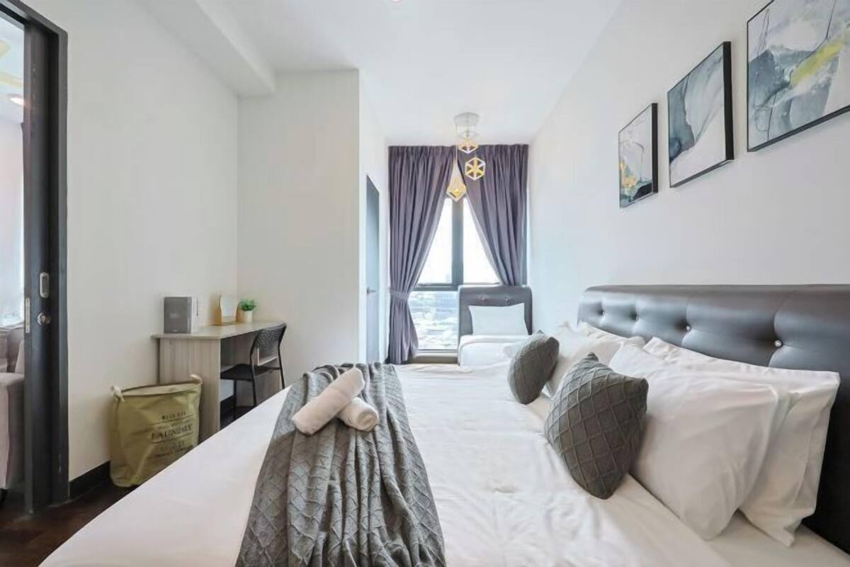 Schreibtisch, laptopgeeigneter Arbeitsplatz, Bügeleisen/Bügelbrett