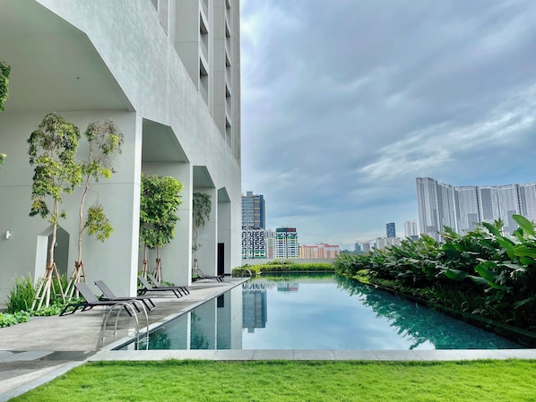 Una piscina al aire libre