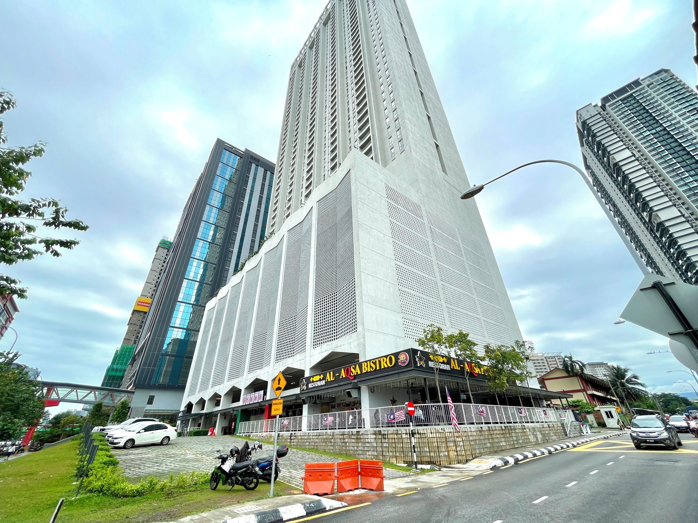 Vista frontal de la propiedad