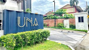 A building with a sign reading "UNA" and a residential complex in the background. - Staycation V Residence - Sunway Velocity (Kuala Lumpur)