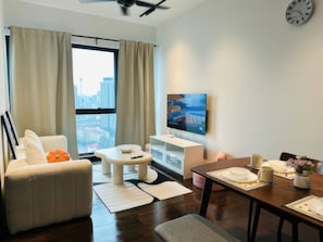 Apartamento superior, 2 habitaciones, balcón, vistas a la ciudad | Zona de estar