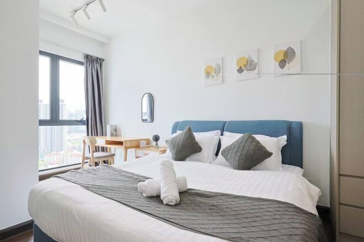 Une chambre d’hôtel avec un lit, un bureau et une fenêtre.