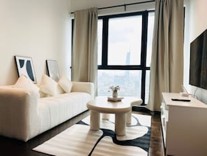 Apartamento superior, 2 habitaciones, balcón, vistas a la ciudad | Zona de estar