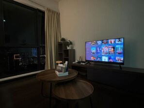 Superior-Apartment, 1 Schlafzimmer, Balkon, Stadtblick | Wohnbereich