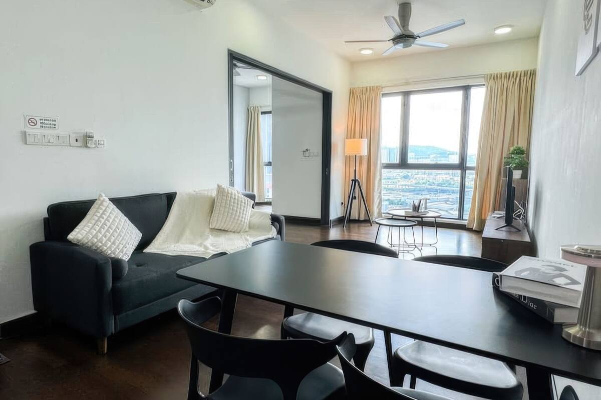 Apartamento superior, 1 habitación, balcón, vistas a la ciudad | Servicio de comidas en la habitación