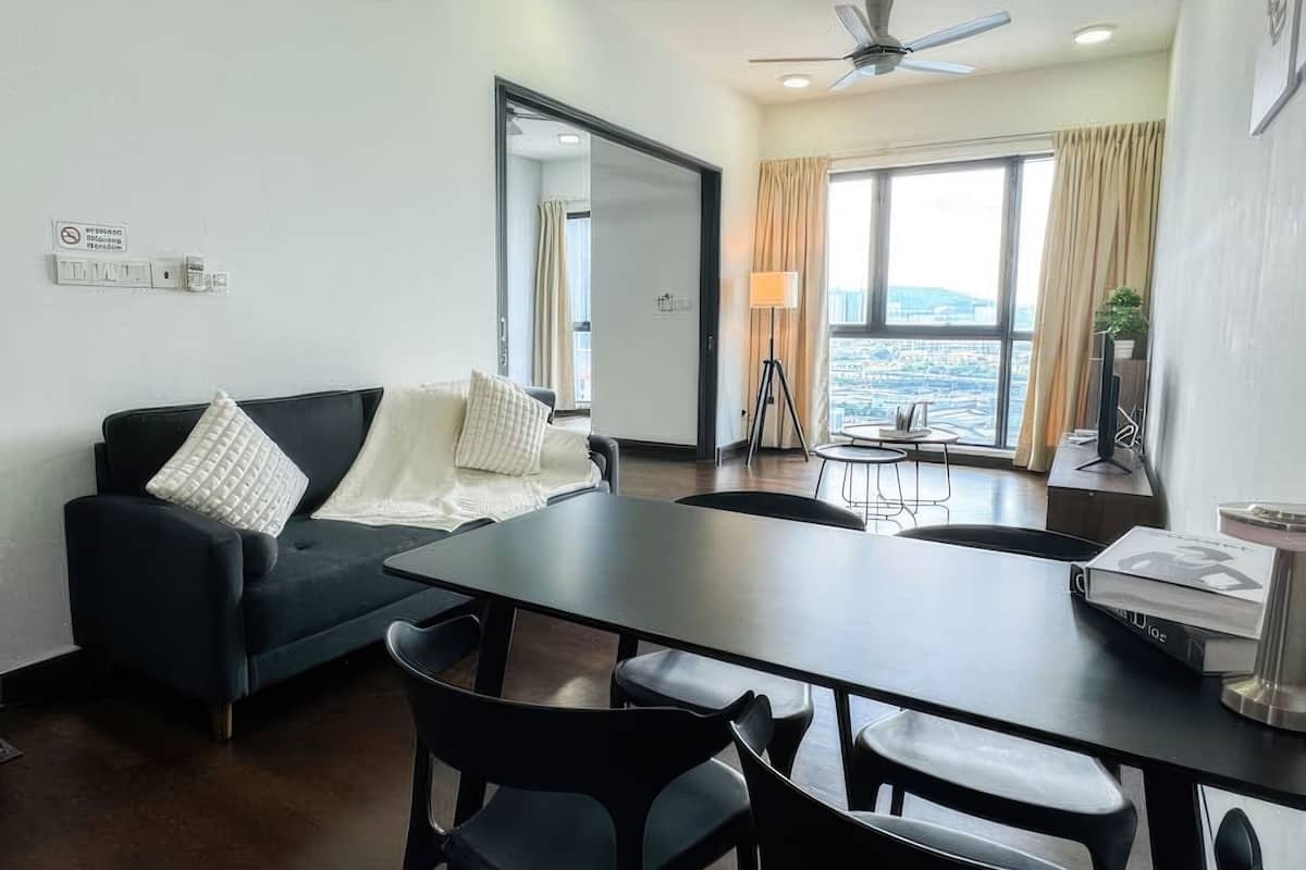 Apartamento superior, 1 quarto, sacada, vista para a cidade | Opções para refeição no quarto