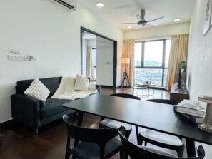 Apartamento superior, 1 habitación, balcón, vistas a la ciudad | Servicio de comidas en la habitación