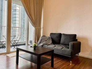 Apartamento superior, 3 habitaciones, balcón, vistas a la ciudad | Zona de estar | Una televisión