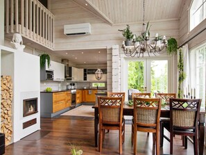 Kylskåp, mikrovågsugn, diskmaskin och grytor/köksredskap