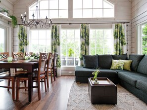 Una habitación amplia con comedor, un sofá y una mesa de centro.